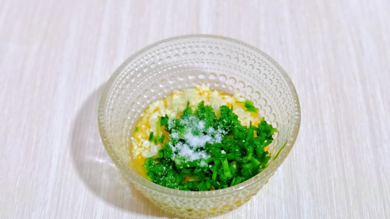 蒜香全麦吐司条,将融化的黄油放入碗中,再加入蒜蓉,葱花,盐。