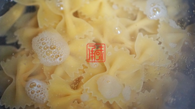 海鲜鲍鱼蝴蝶意面,其实西餐我也可以,煮面条9分钟。