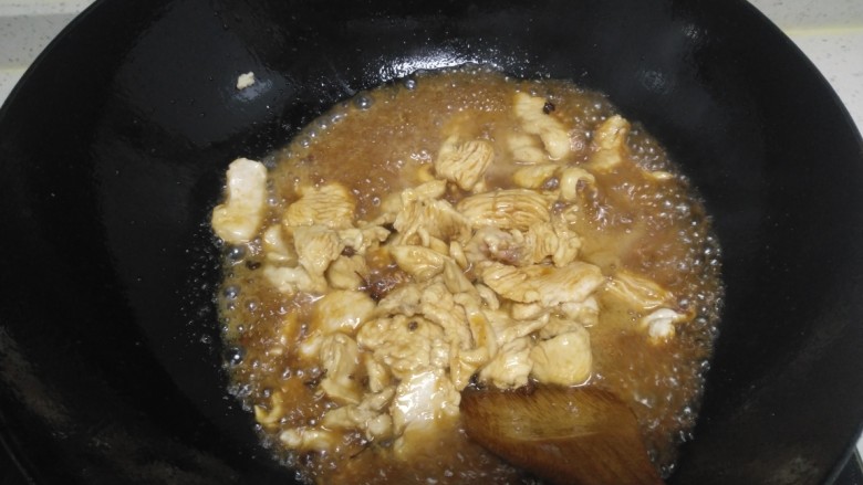 鸡肉豆腐炒蒜苔,倒入<a style='color:red;display:inline-block;' href='/shicai/ 788'>生抽</a>,翻炒均匀。