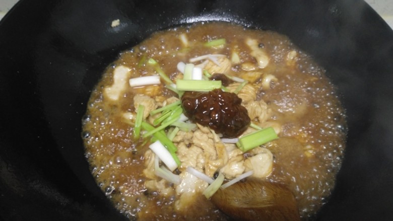 鸡肉豆腐炒蒜苔,放入<a style='color:red;display:inline-block;' href='/shicai/ 4510'>黄豆酱</a>。