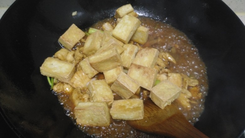 鸡肉豆腐炒蒜苔,倒入豆腐。