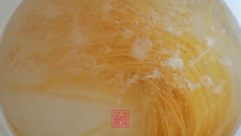承味冬荫阴功小龙虾芝士焗意面,然后放入意面煮9分钟就好了,然后意面捞出待用