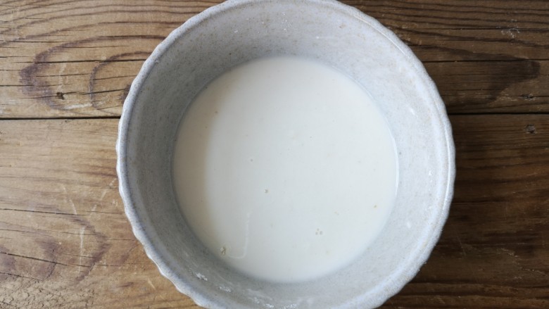 茄汁灯笼茄子,裹炸粉和清水按1:2的比例调至无干粉状的粘糊。