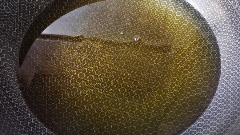 茄汁灯笼茄子,锅中宽油,烧至5成热。