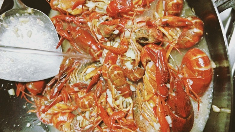 蒜蓉小龙虾,翻炒好,锅中倒入适量的水,将近没过龙虾