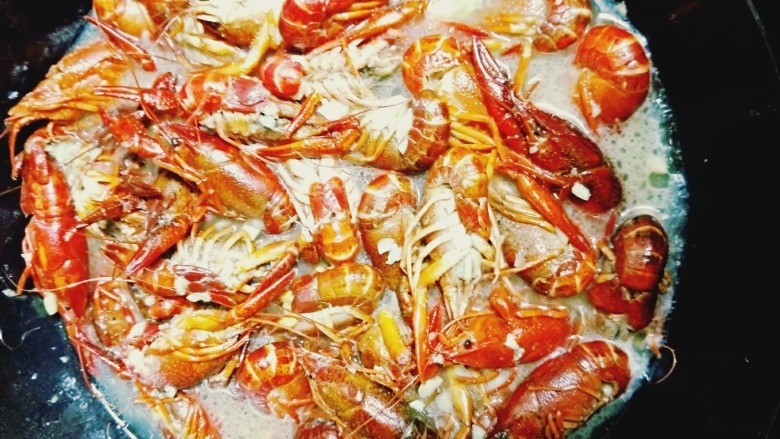 蒜蓉小龙虾,就这样的水位,盖上锅盖,大火烧