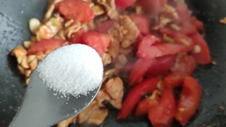 肉片番茄炒黄瓜,加入少许食盐,番茄尽量炒的碎烂一点。