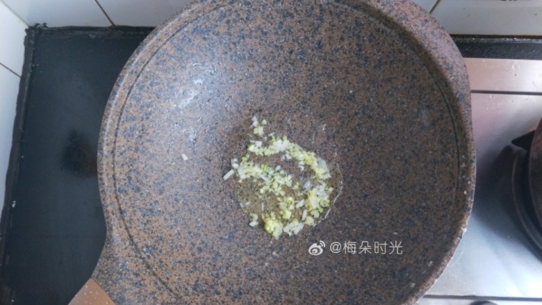 宫保鸡丁,锅内另外倒油，放入葱姜末炒香，吃辣的朋友另外放入干辣椒段。（我家人不吃辣，所以没有放）