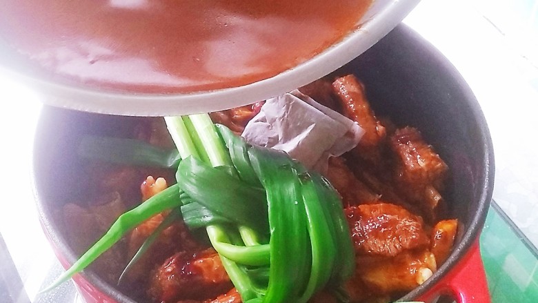珐琅锅酱香肋排,用二百克白水,冲一下炒锅中粘连着的酱料,再倒入珐琅锅中