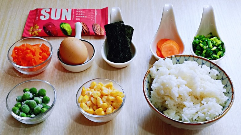 小熊便当套餐,准备食材,胡萝卜用模具压出圆形备用。