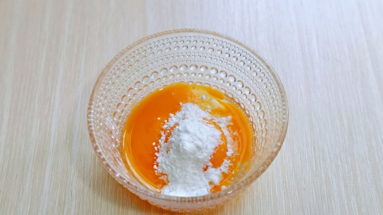 小熊便当套餐,1个<a style='color:red;display:inline-block;' href='/shicai/ 9'>鸡蛋</a>磕碗里,加入淀粉。