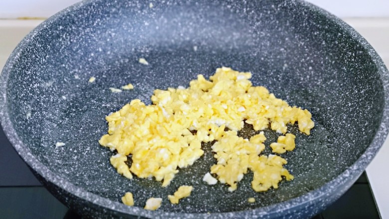 小熊便当套餐,另一个鸡蛋磕碗里打散,起油锅,倒入蛋液,煎熟铲碎。