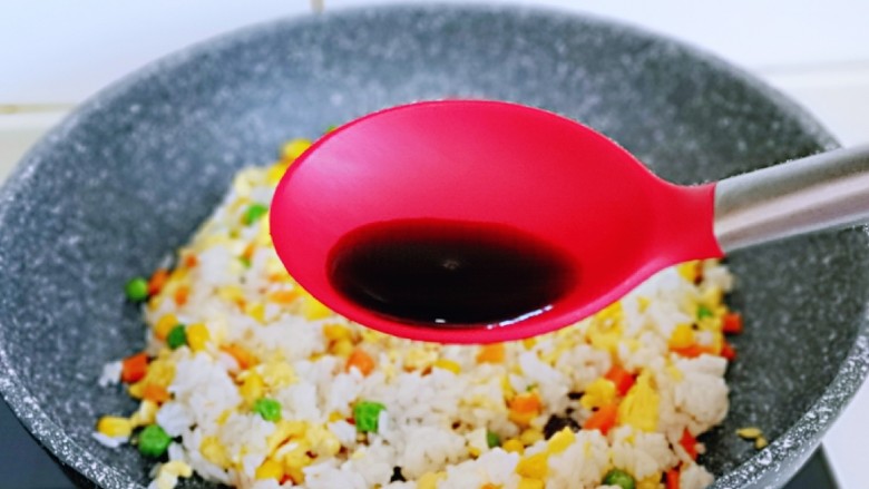 小熊便当套餐,加入<a style='color:red;display:inline-block;' href='/shicai/ 788'>生抽</a>提鲜,翻炒至米饭粒粒分明。