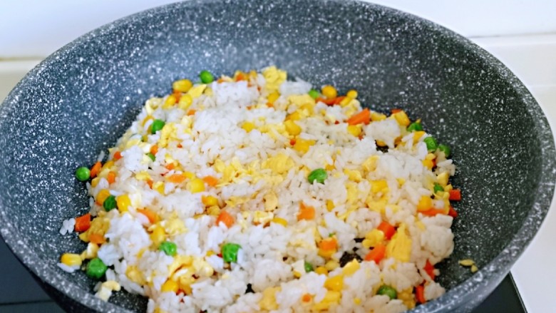 小熊便当套餐,小火炒饭,不断翻炒。
