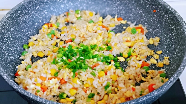 小熊便当套餐,加入切好的葱花翻炒均匀,关火出锅。