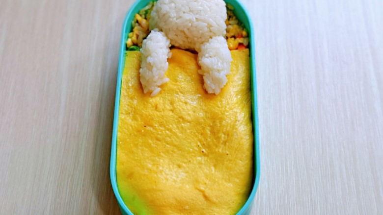 小熊便当套餐,用白米饭做一个小熊的头和手手,再把被子盖在炒饭上,如图。