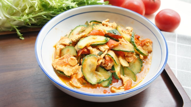 肉片番茄炒黄瓜,开饭咯!