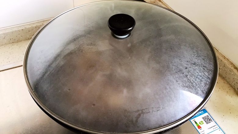 老卤排骨千张结,盖上锅盖,转小火焖煮30分钟