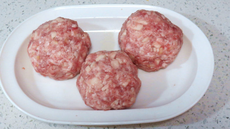 江南滋味。【扬州狮子头】 ,将肉糜平均分为三份,用手心蘸水,将肉糜团成肉圆