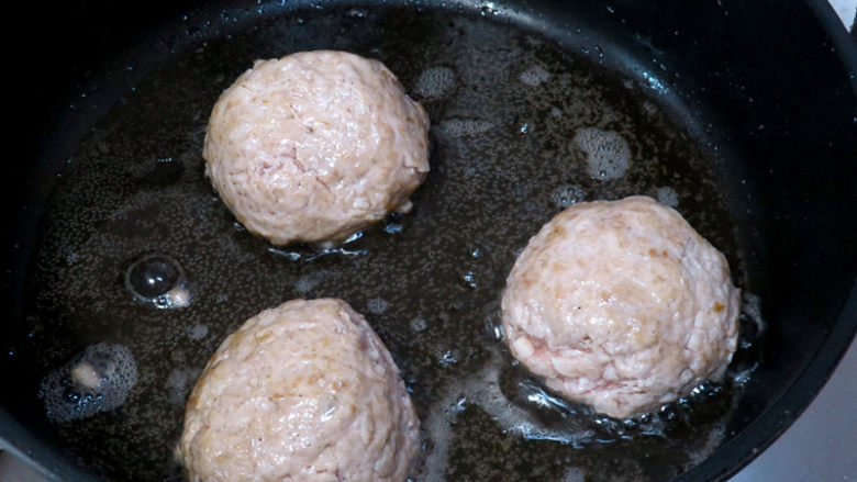 江南滋味。【扬州狮子头】 ,肉圆入油锅,四面煎至发白,捞出