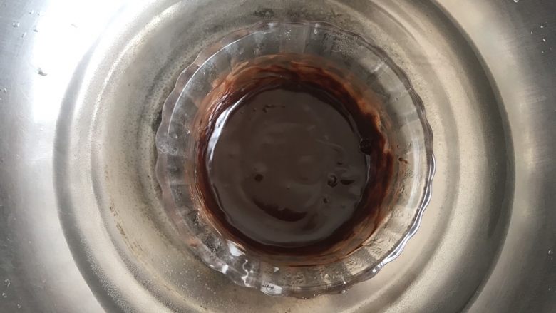 脏脏杯子蛋糕,隔热水融化,干纳许制作完成备用