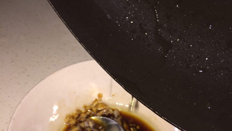 蒸辣椒,倒进调料中冲出香味