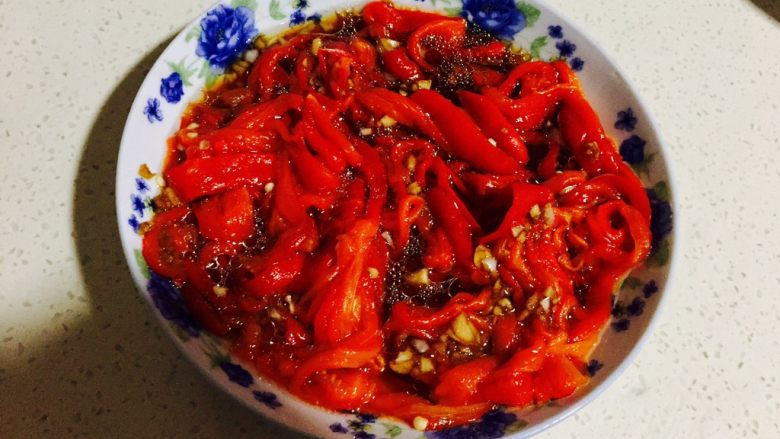蒸辣椒,拌匀,味鲜而美