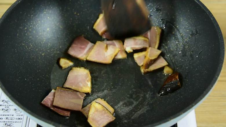 莴笋炒腊肉—这是一道超快手零失败的小炒,油烧热倒入腊肉小火翻炒,加少许水炒出腊肉的盐分。