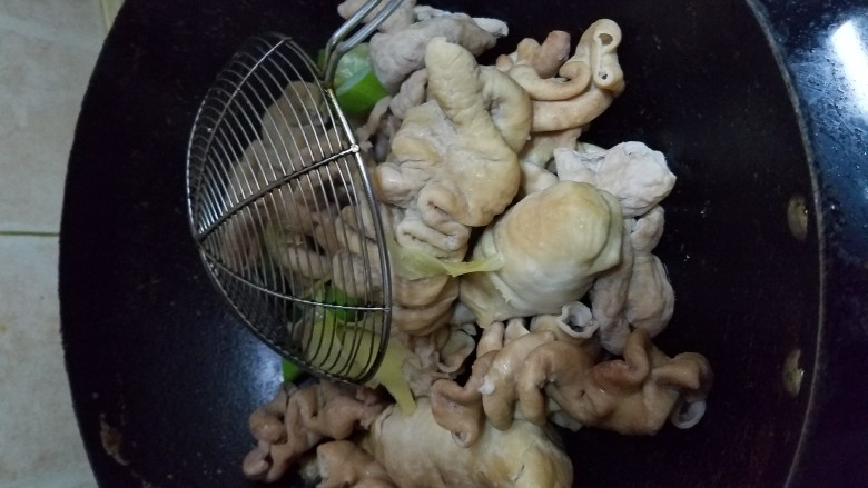 九转大肠,大肠洗净(翻开去掉大油)按住一头,把肠塞进去,塞实,成为香肠状