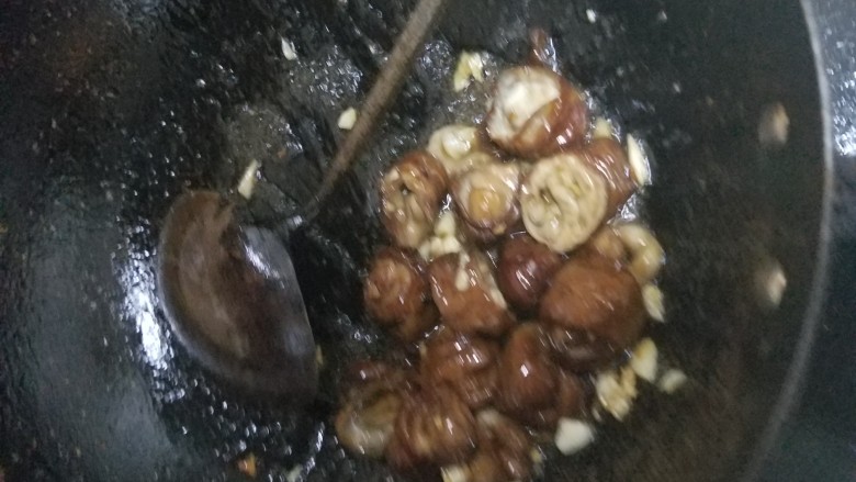 九转大肠,锅内放底油,放入切好的蒜粒煸炒。再放入大肠,加料酒。另取碗放盐(少许,高压锅压的时候已经有盐味了,糖,酱油,淀粉,水)勾芡,乘出
