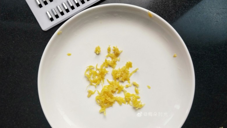 柠香玛德琳蛋糕,半个柠檬用盐搓洗干净外皮,刨成屑。只要黄色的外皮。没称几克,一小撮。