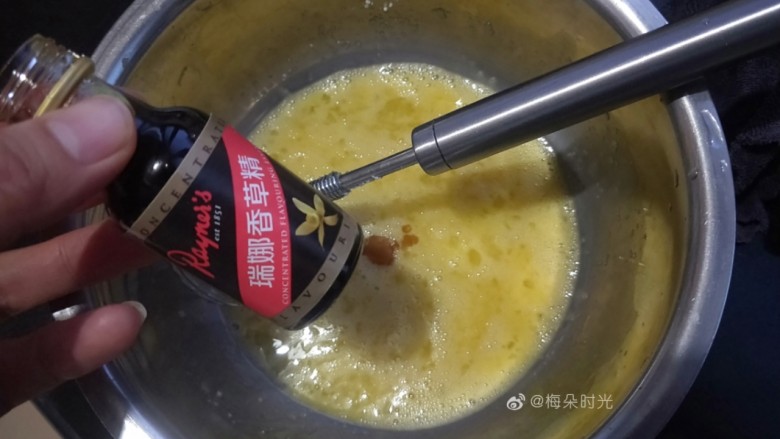 柠香玛德琳蛋糕,再滴几滴香草精,没有也可以不加