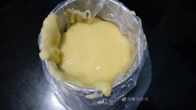 柠香玛德琳蛋糕,这时候打开烤箱,预热烤箱,然后把面糊倒进裱花袋里