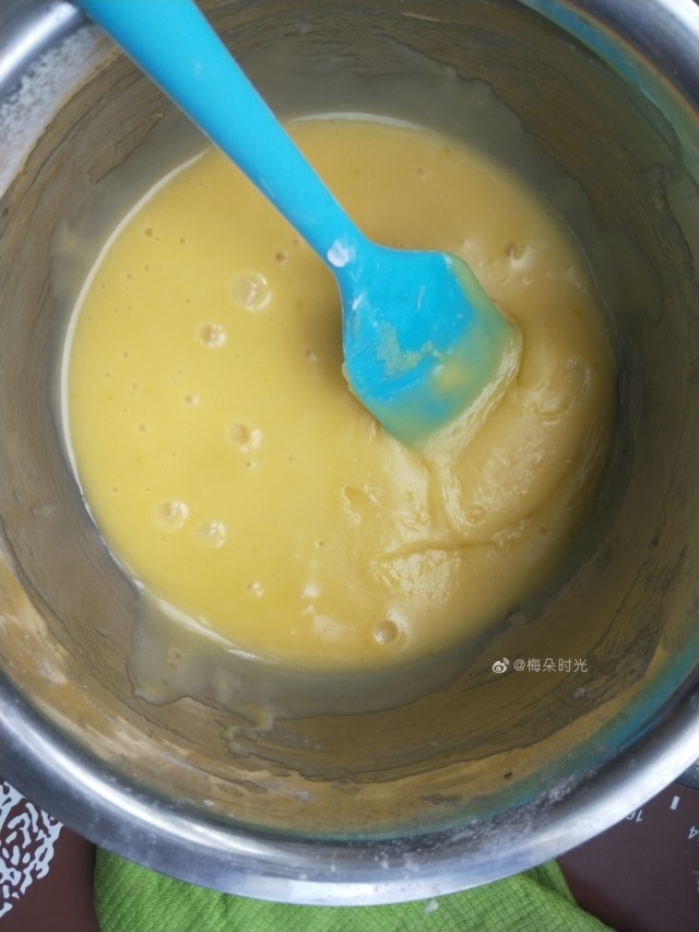 柠香玛德琳蛋糕,一小时后取出,面糊有点硬,放在室温回温一下就软了