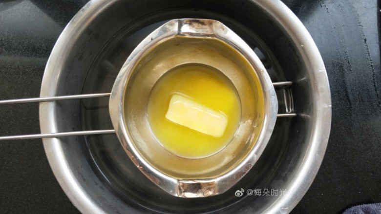 柠香玛德琳蛋糕,黄油和玉米油混合,(50克全部用黄油也可以)隔水融化。