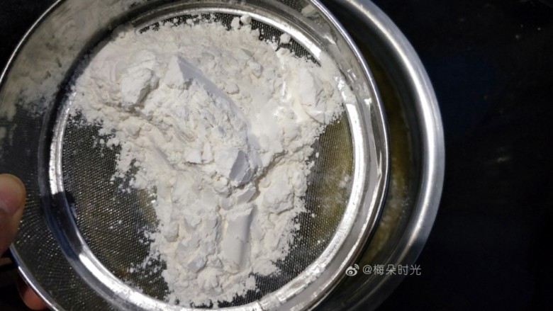 柠香玛德琳蛋糕,把低筋面粉和泡打粉的混合物过筛进去