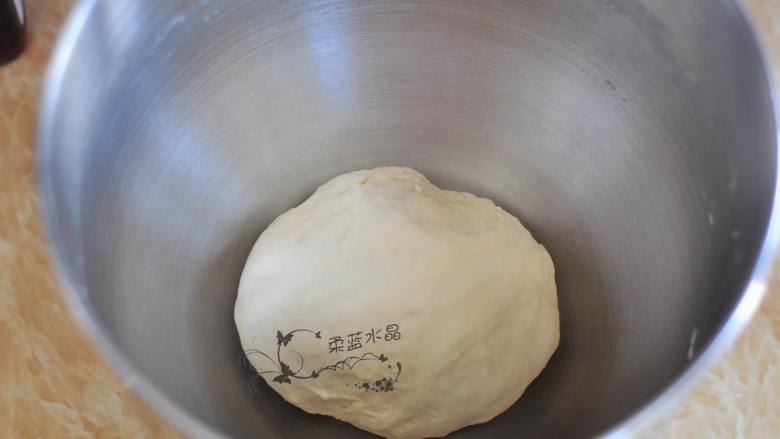 蓝莓果酱包,将面揉成团后,加入<a style='color:red;display:inline-block;' href='/shicai/ 887'>黄油</a>,继续揉至光滑。