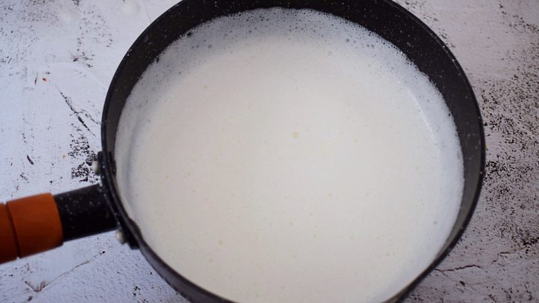 酸奶草莓冻,拌匀
