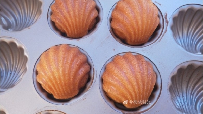 柠香玛德琳蛋糕,脱模,反过来晾一下。
