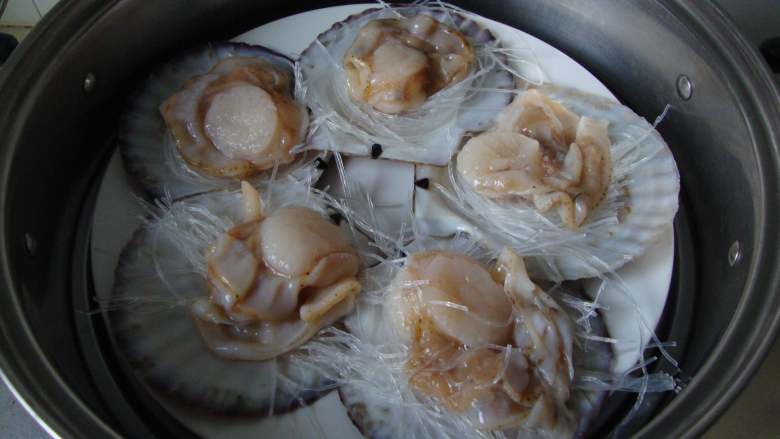 蒜蓉粉丝蒸扇贝, 粉丝揪一些放入壳中,放上扇贝肉