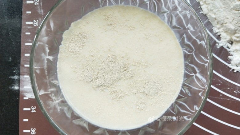 花样馒头—琵琶结馒头,温水100克左右,把白糖,酵母融化