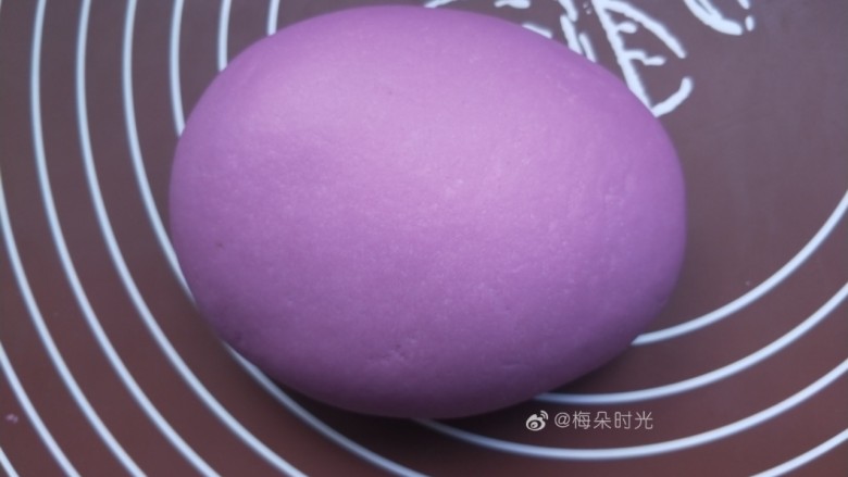 花样馒头—琵琶结馒头,揉到面团表面很光滑就可以了,然后静置醒面两三分钟。