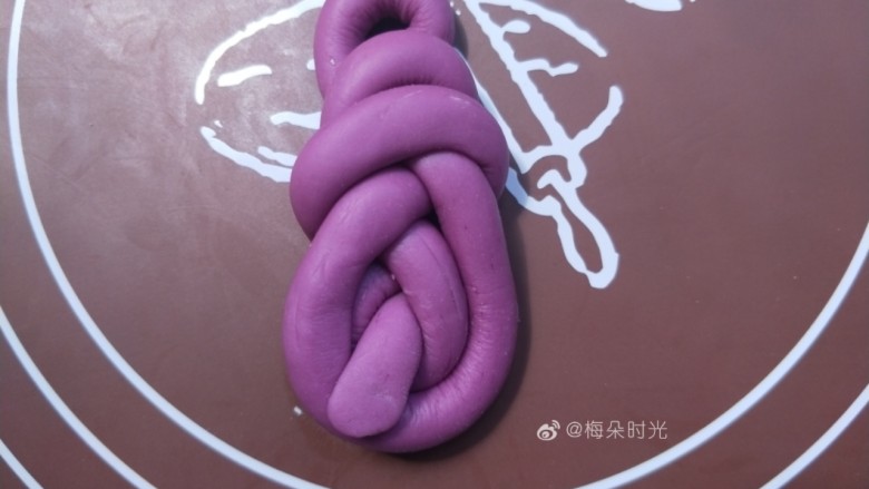 花样馒头—琵琶结馒头,做多了,熟练了,面团的长度刚刚好,不会多余。把最后一点压在后面就行了。