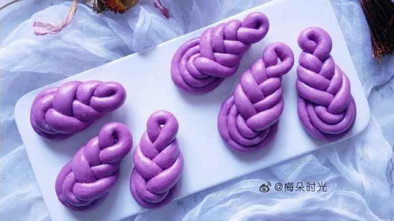 花样馒头—琵琶结馒头,成品:两种。我个人感觉层多的好看,但是比较费时间。