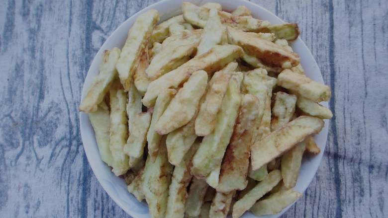 肉沫茄子,第一遍炸完之后,把油烧热至七成,下入茄子复炸一遍,这样不仅可以把茄子炸到金黄,同时也把第一遍炸制的时候茄子吸入的油逼出来一些,吃起来会清爽一些,不至于那么油腻。