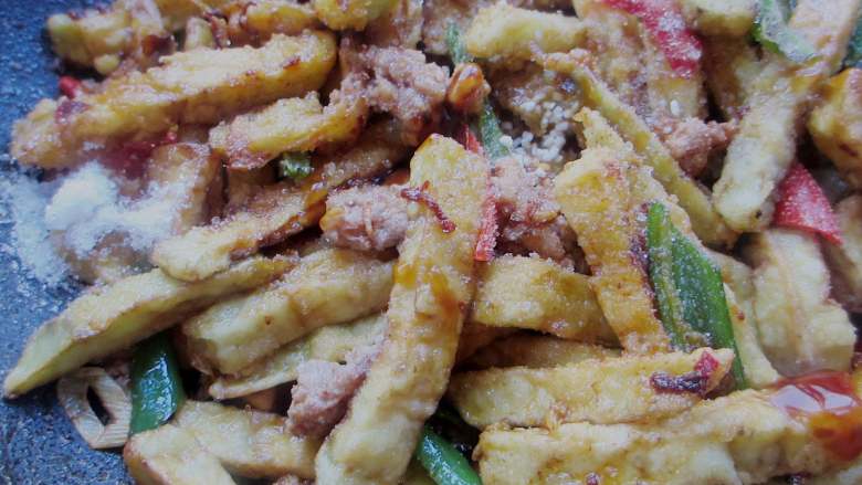 肉沫茄子,倒入茄子,加白糖、生抽调味翻炒均匀融合香味
