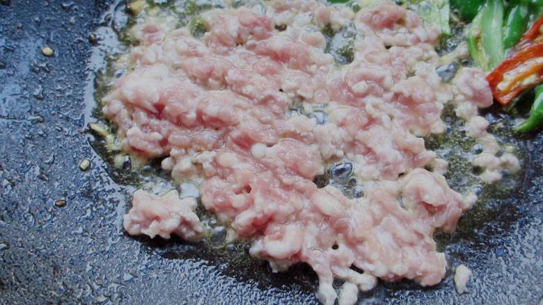 肉沫茄子,加入肉沫小火快速划散,转大火炒至肉沫变色~
