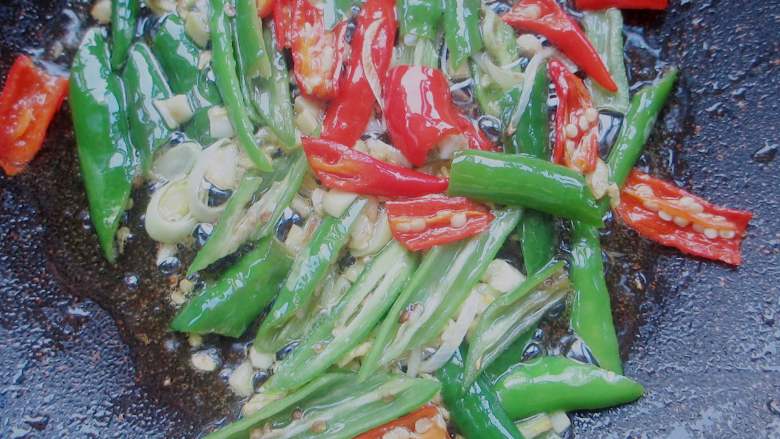 肉沫茄子,锅中热油,为平常炒菜的油量就好,下葱蒜、小尖椒小火爆香