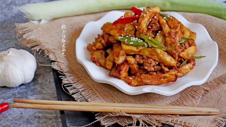 肉沫茄子,其鲜香适口,配米饭吃极其适合。