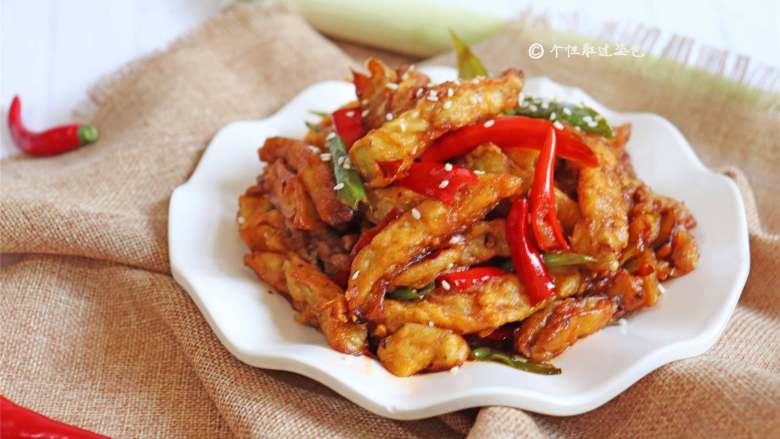 肉沫茄子,用烧热的瓦煲装上带着浓香的茄子,热乎乎的,可以慢慢吃
